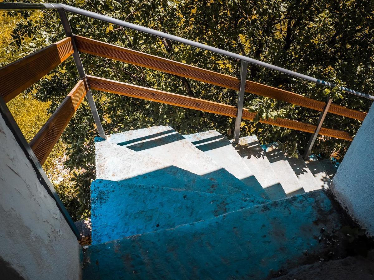Sun Bakers Hostel Himarë Dış mekan fotoğraf