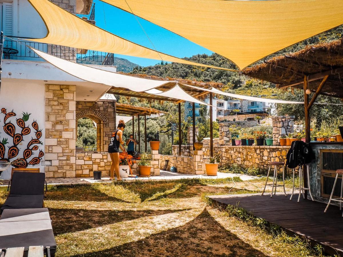 Sun Bakers Hostel Himarë Dış mekan fotoğraf